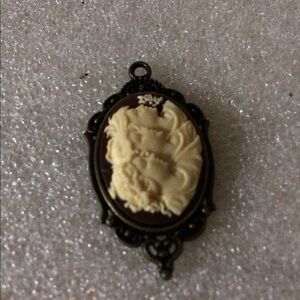 Vintage engraved cameo heads pendant
